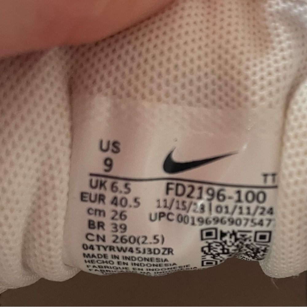 Nike White and Black Women's Sneakers - Picture 7 of 7